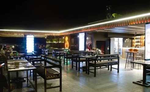 Sky Bar @ Hotel Shwe Man Manaw｜在曼德勒的高空酒吧，捕捉現代的城市節奏